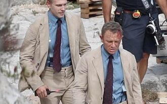 “Điệp viên 007” Daniel Craig “đọ” vẻ điển trai bên người đóng thế