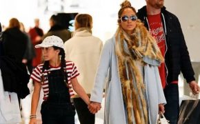 Jennifer Lopez sành điệu cùng con gái đi mua sắm