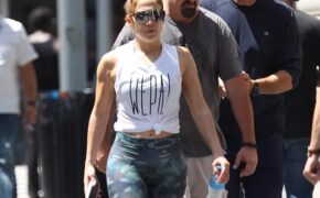 Jennifer Lopez khỏe khoắn sải bước trên phố