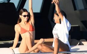 Kendall Jenner gợi cảm diện áo tắm trên du thuyền