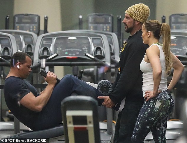 Jennifer Lopez khỏe khoắn đi tập gym cùng bạn trai - Ảnh 2.