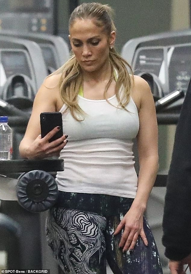 Jennifer Lopez khỏe khoắn đi tập gym cùng bạn trai - Ảnh 3.