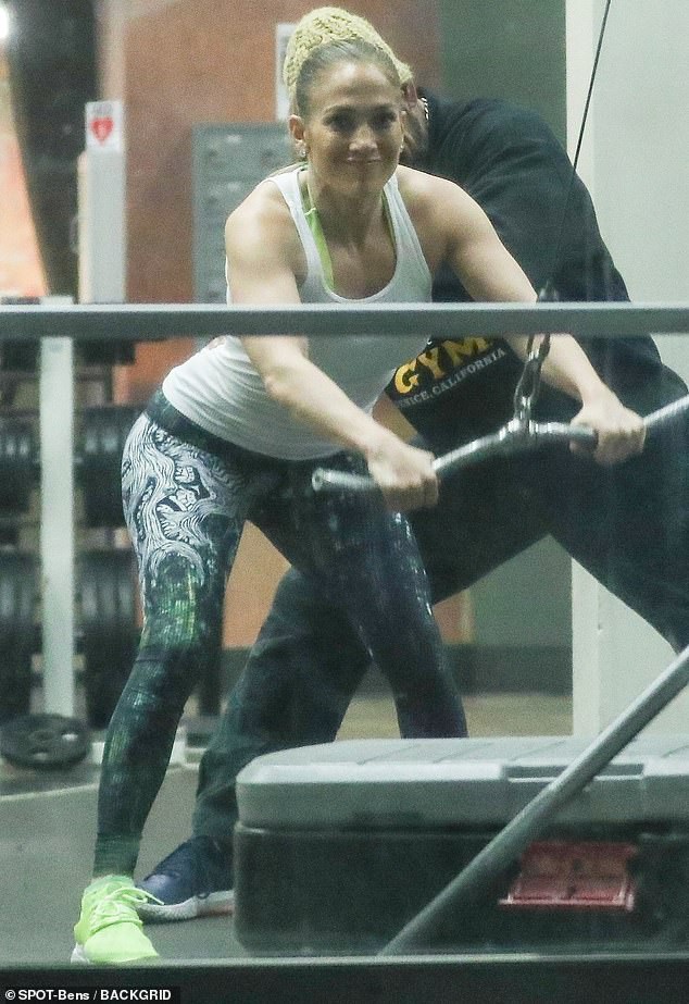 Jennifer Lopez khỏe khoắn đi tập gym cùng bạn trai - Ảnh 4.