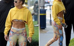 Jennifer Lopez khoe cơ bụng săn chắc ở tuổi 49