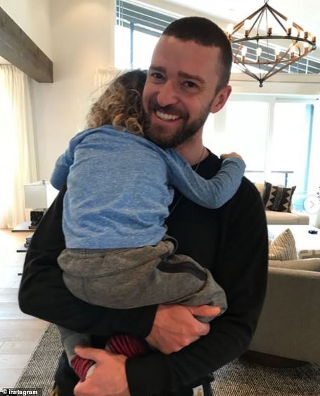  Justin Timberlake bế con trai Silas, 3 tuổi. 