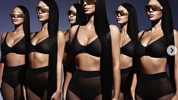 Kim Kardashian khoe thân để quảng cáo kính