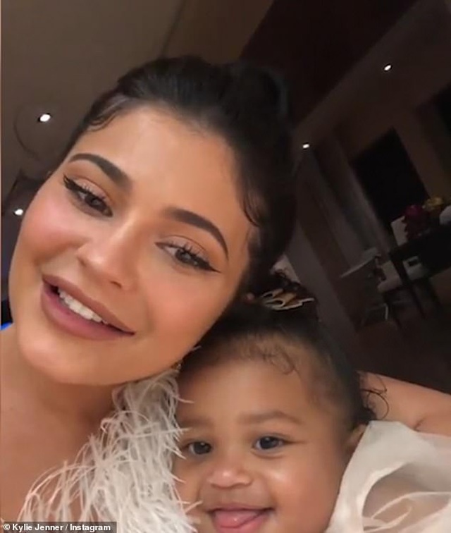 Kylie Jenner bốc lửa đón tuổi 22 - 9