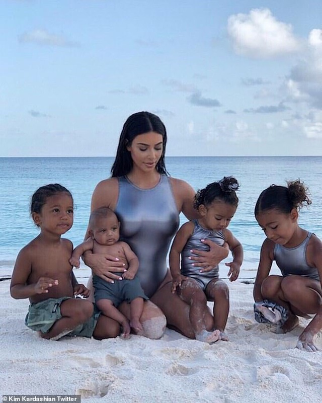 Kim Kardashian và em gái bốc lửa trên biển - 1