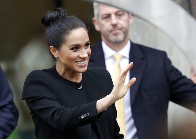 Meghan Markle đẹp thanh lịch với cây đồ đen - 1