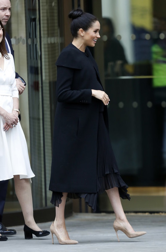 Meghan Markle đẹp thanh lịch với cây đồ đen - 4