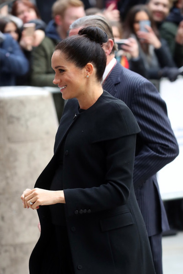 Meghan Markle đẹp thanh lịch với cây đồ đen - 2