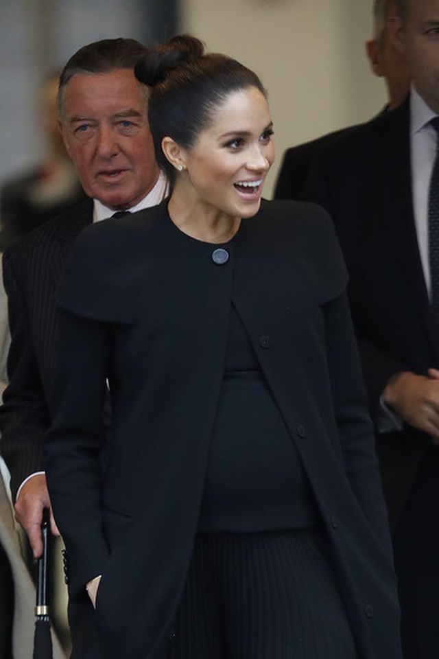 Meghan Markle đẹp thanh lịch với cây đồ đen - 3