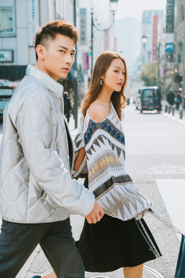 Hình ảnh với gu thời trang cực chất của cặp đôi nghệ sĩ trẻ tại Nhật
