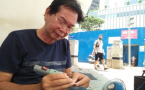 Người đàn ông khắc chữ lưu niệm gần 40 năm tại Sài Gòn