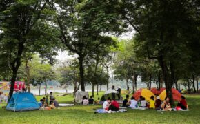Công viên Hà Nội đông nghịt người cắm trại vui chơi ngày nghỉ lễ