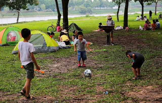 Công viên Hà Nội đông nghịt người cắm trại vui chơi ngày nghỉ lễ - 4