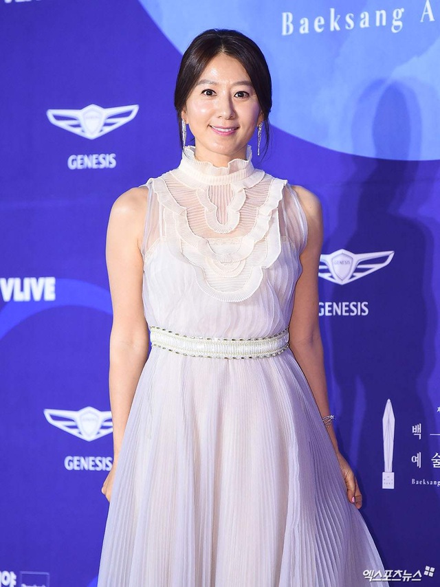 Chị đẹp Kim Hye Soo đẹp lấn át và quyến rũ trên thảm đỏ Baeksang 2019 - 16