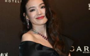 Thư Kỳ trượt ngã khi tham dự sự kiện thời trang