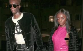 Mặc váy quá hở, siêu mẫu áo tắm bị “lộ hàng”