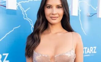 Olivia Munn “lấp ló” vòng một trắng mịn