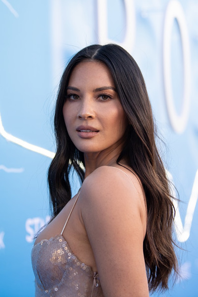 Olivia Munn lấp ló vòng một trắng mịn - 6