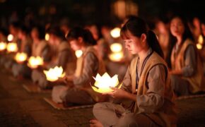 Hơn 2.000 người thắp hoa đăng tri ân các Anh hùng liệt sỹ ở ngôi chùa nhiều kỷ lục Việt Nam