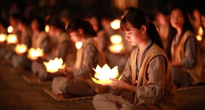 Hơn 2.000 người thắp hoa đăng tri ân các Anh hùng liệt sỹ ở ngôi chùa nhiều kỷ lục Việt Nam