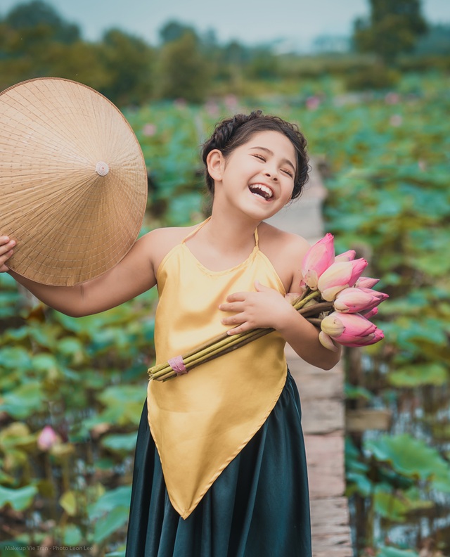 Bông hồng lai Pháp - Việt đốn tim người xem với bộ ảnh bên sen - 8 Bông hồng lai Pháp - Việt đốn tim người xem với bộ ảnh bên sen - 8