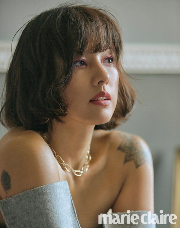  Lee Hyori trở lại đầy ấn tượng với ngoại hình mới mẻ trên tạp chí Marie Claire, số tháng 10/2018. Nữ diễn viên 39 tuổi cắt tóc ngắn và trang điểm theo phong cách trẻ trung. 