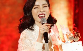 Ca sĩ Lệ Quyên bất ngờ vì được tổ chức sinh nhật muộn trên sân khấu