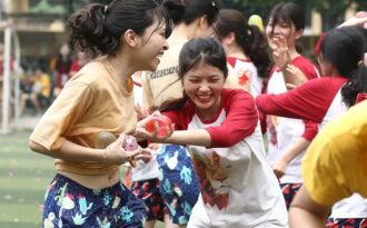 “Cuộc chiến” bóng nước dịp chia tay của teen cuối cấp THPT Yên Hòa