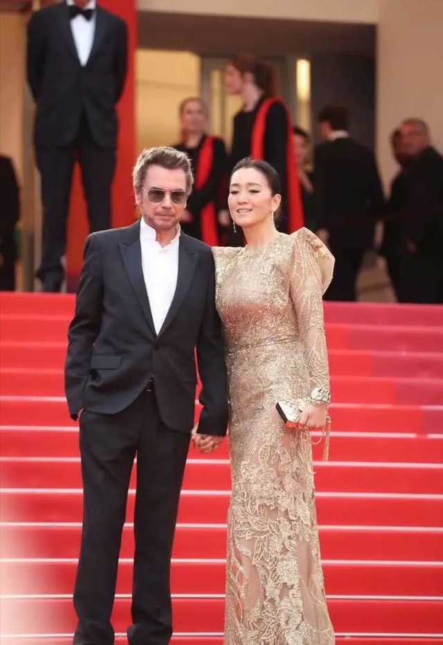 Vợ chồng Củng Lợi hạnh phúc sánh đôi tại LHP Cannes 2019 - 12