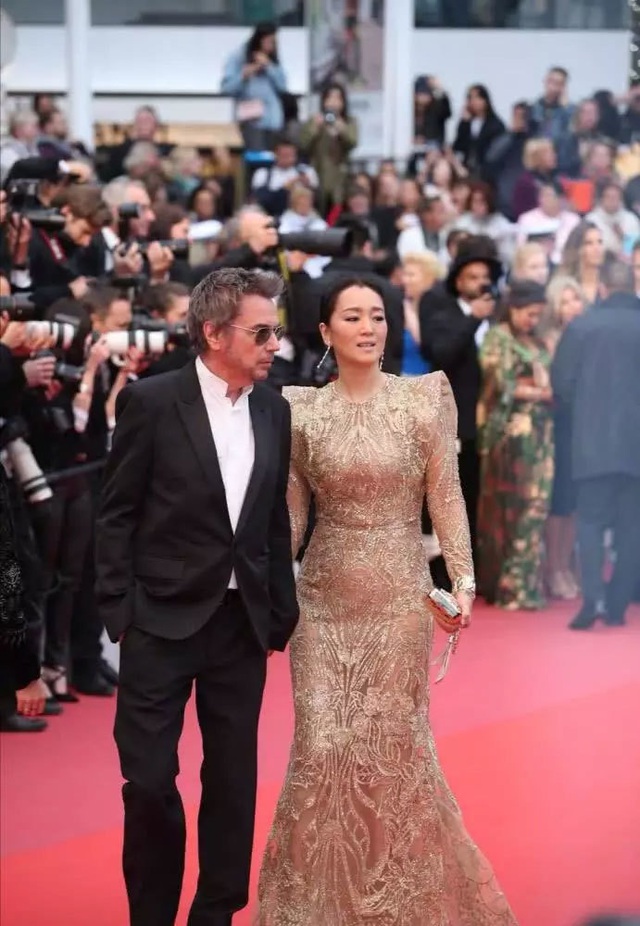 Vợ chồng Củng Lợi hạnh phúc sánh đôi tại LHP Cannes 2019 - 9