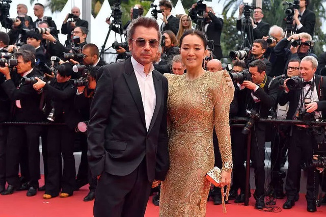 Vợ chồng Củng Lợi hạnh phúc sánh đôi tại LHP Cannes 2019 - 10