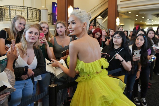 Pia Mia rực rỡ với váy vàng kiêu sa - 4