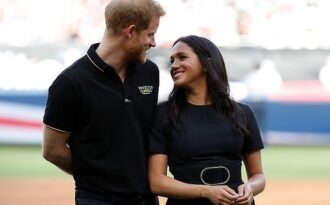 Công nương Meghan Markle thon thả tái xuất sau khi sinh con trai