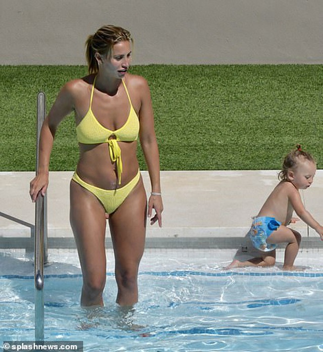 Ferne McCann diện bikini bế con gái tắm nắng - 5