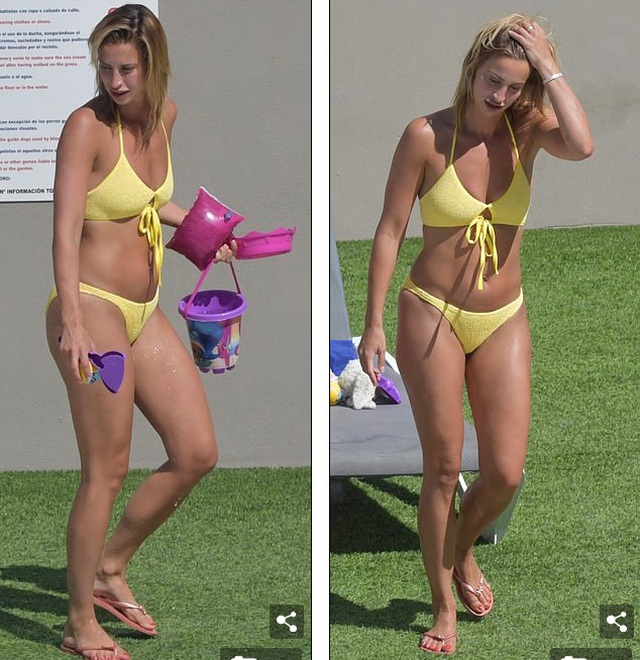 Ferne McCann diện bikini bế con gái tắm nắng - 7