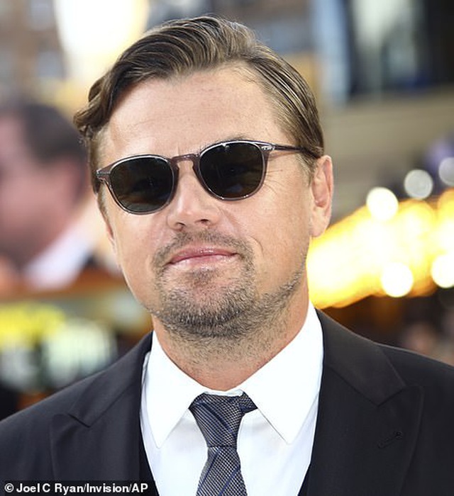 Dự công chiếu phim cùng Brad Pitt và Leonardo DiCaprio, Margot Robbie khổ sở giữ váy, đi với 3 trợ lý - 16