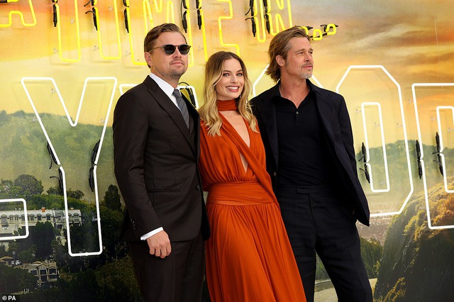 Dự công chiếu phim cùng Brad Pitt và Leonardo DiCaprio, Margot Robbie khổ sở giữ váy, đi với 3 trợ lý - 19