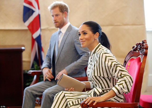  Meghan diệnváy của NTK Úc Martin Grant và mang ví Prada trong sự kiện tại Tonga 