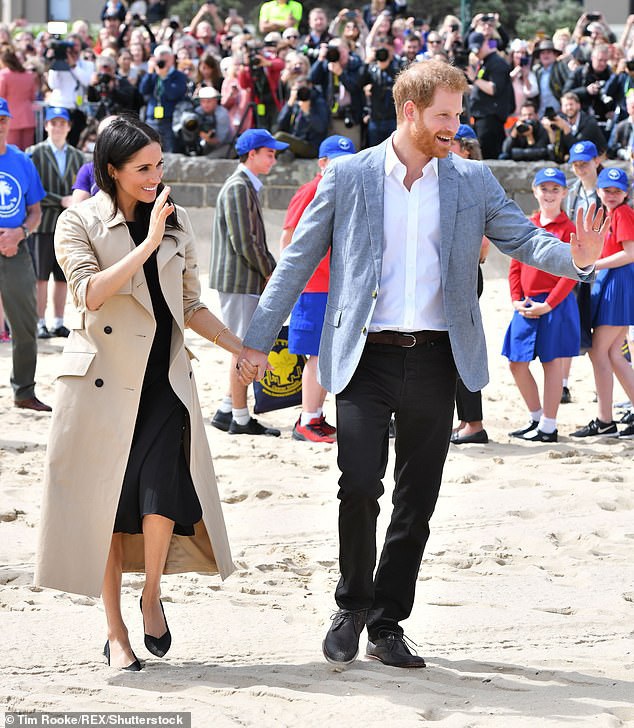  Meghan diện áo khoác gần 2000 USD của NTK Úc Martin Grant 