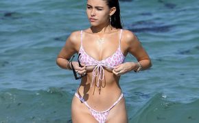 Bạn gái cũ của Brooklyn Beckham tạo dáng gợi cảm trên biển