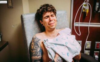 Mẹ của cặp vợ chồng đồng tính mang thai hộ con trai