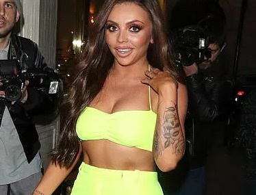Jesy Nelson lấp ló ngực đầy