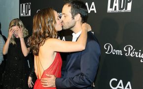 Natalie Portman hạnh phúc hôn chồng trong sự kiện