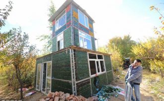 Ngôi nhà kỳ lạ được làm từ 50.000 chai bia ở Trung Quốc