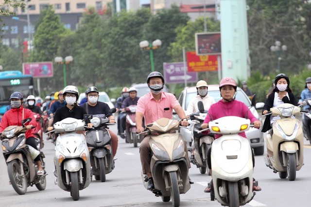 Thời tiết chuyển lạnh đột ngột, người Hà Nội mặc áo rét giữa mùa hè - 1