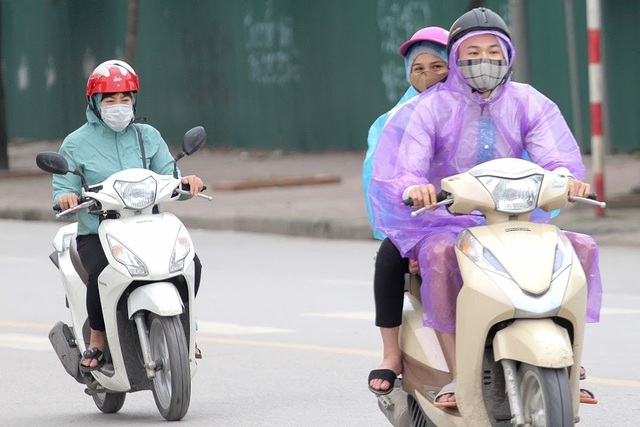 Thời tiết chuyển lạnh đột ngột, người Hà Nội mặc áo rét giữa mùa hè - 13