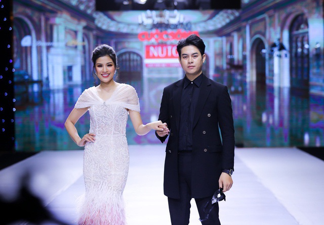 Võ Hoàng Yến, Phan Thị Mơ, Nguyễn Thị Thành lộng lẫy trên sàn catwalk - 4